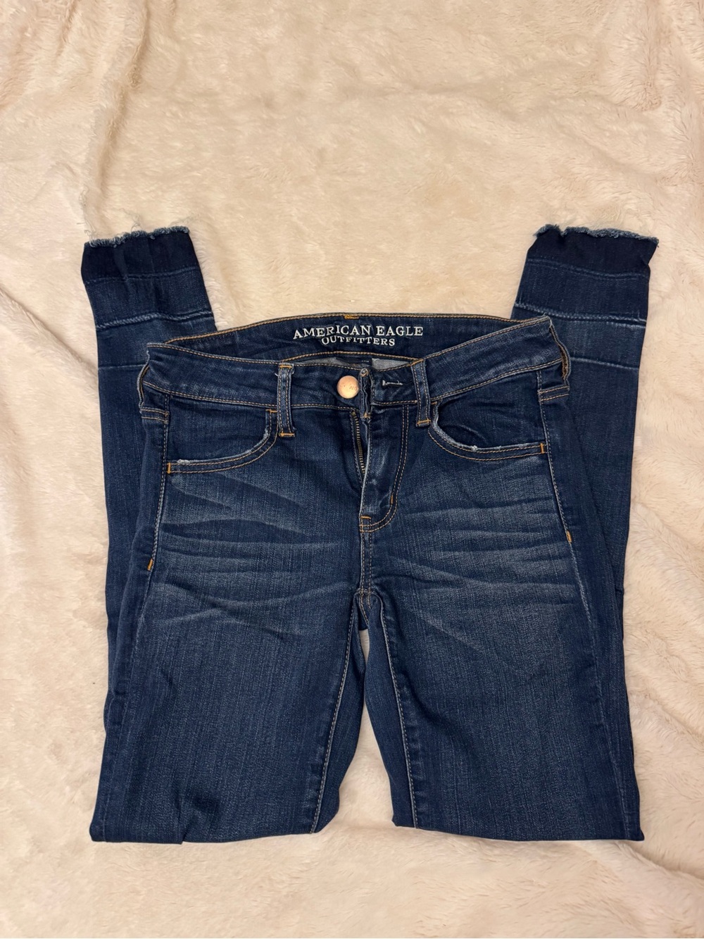 American Eagle Womenโs Dark Blue Skinny Jeans